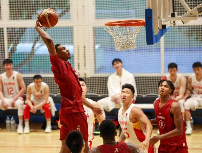 战报湖人20分惨败鹈鹕 詹姆斯34+6老六4抢断锡安26分NBA常规赛继续进行，洛杉矶湖人队（17胜17负）吞下连败。